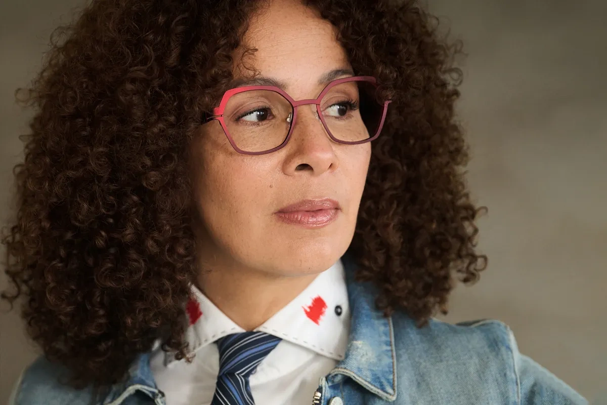 Röd glasögonbåge med kantig form