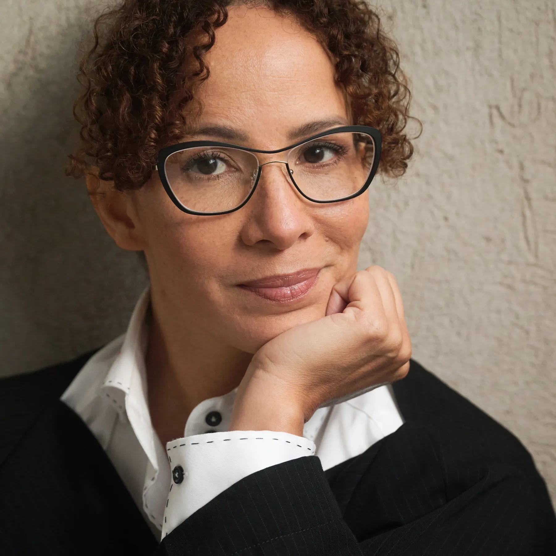 Svart dambåge från KunoQvist med böljande kontur