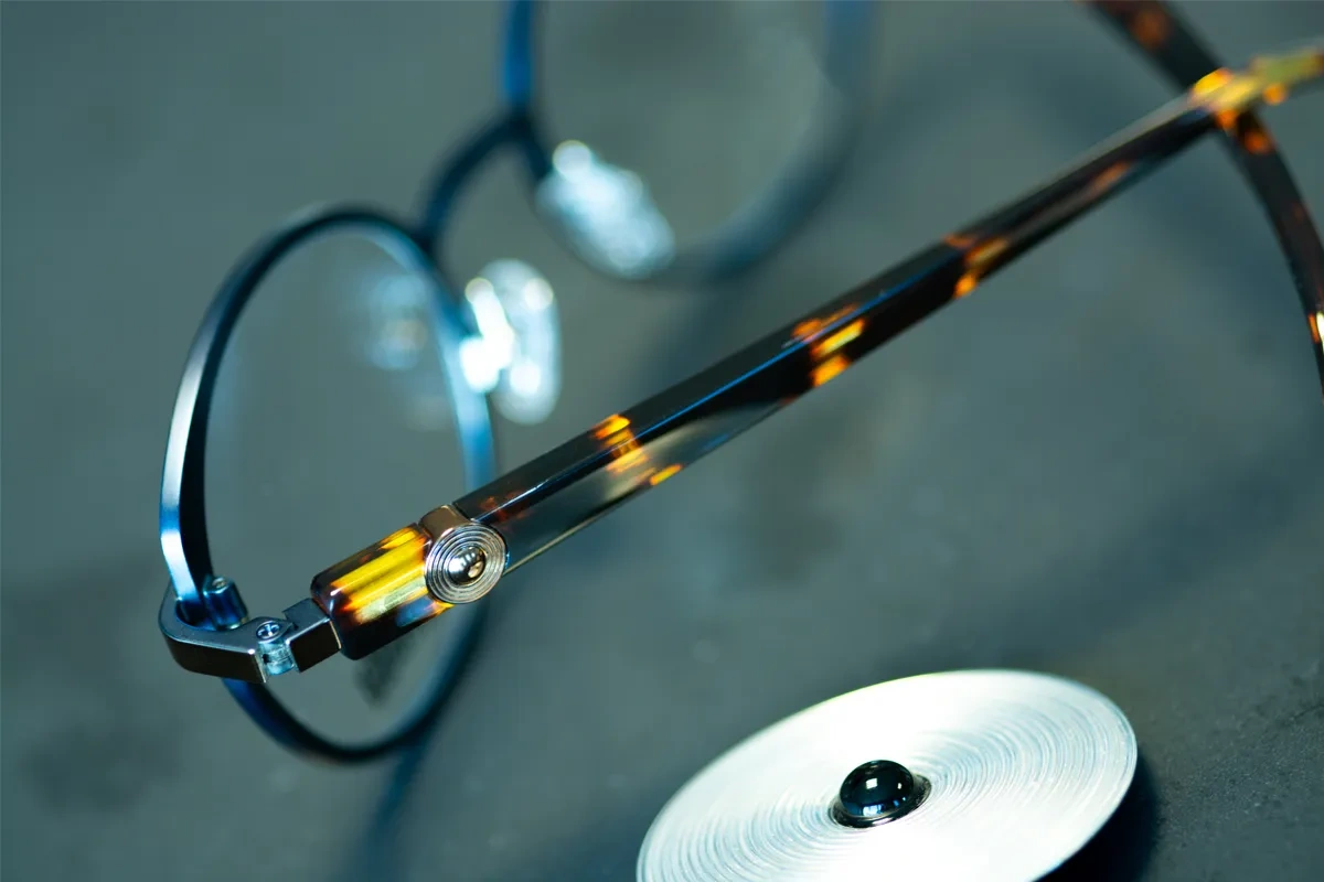 Detalj av glasögonbåge på licens av Kalevala