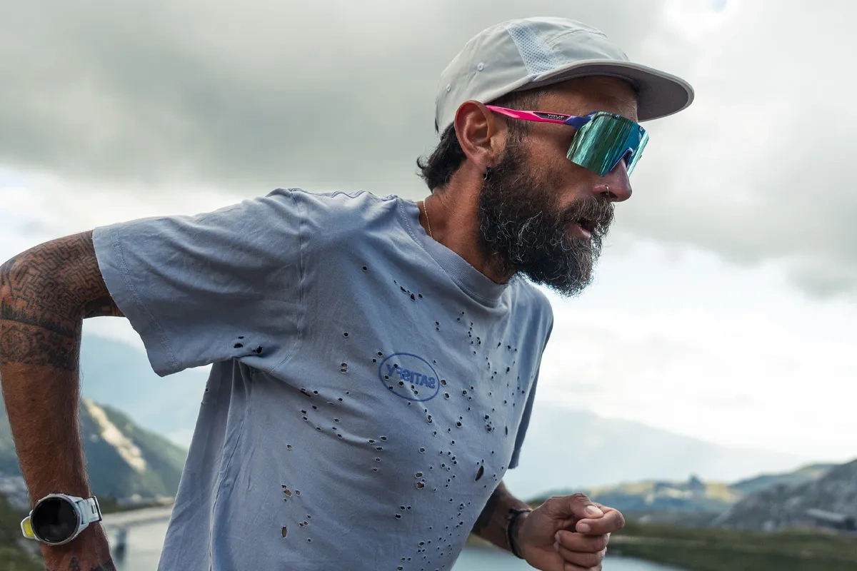 Sportbåge från Rudy Project, man springer med Spinshield Pro i bergen
